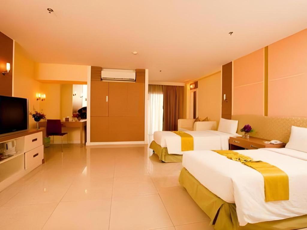 Clef Hotel Bangkok Exterior photo